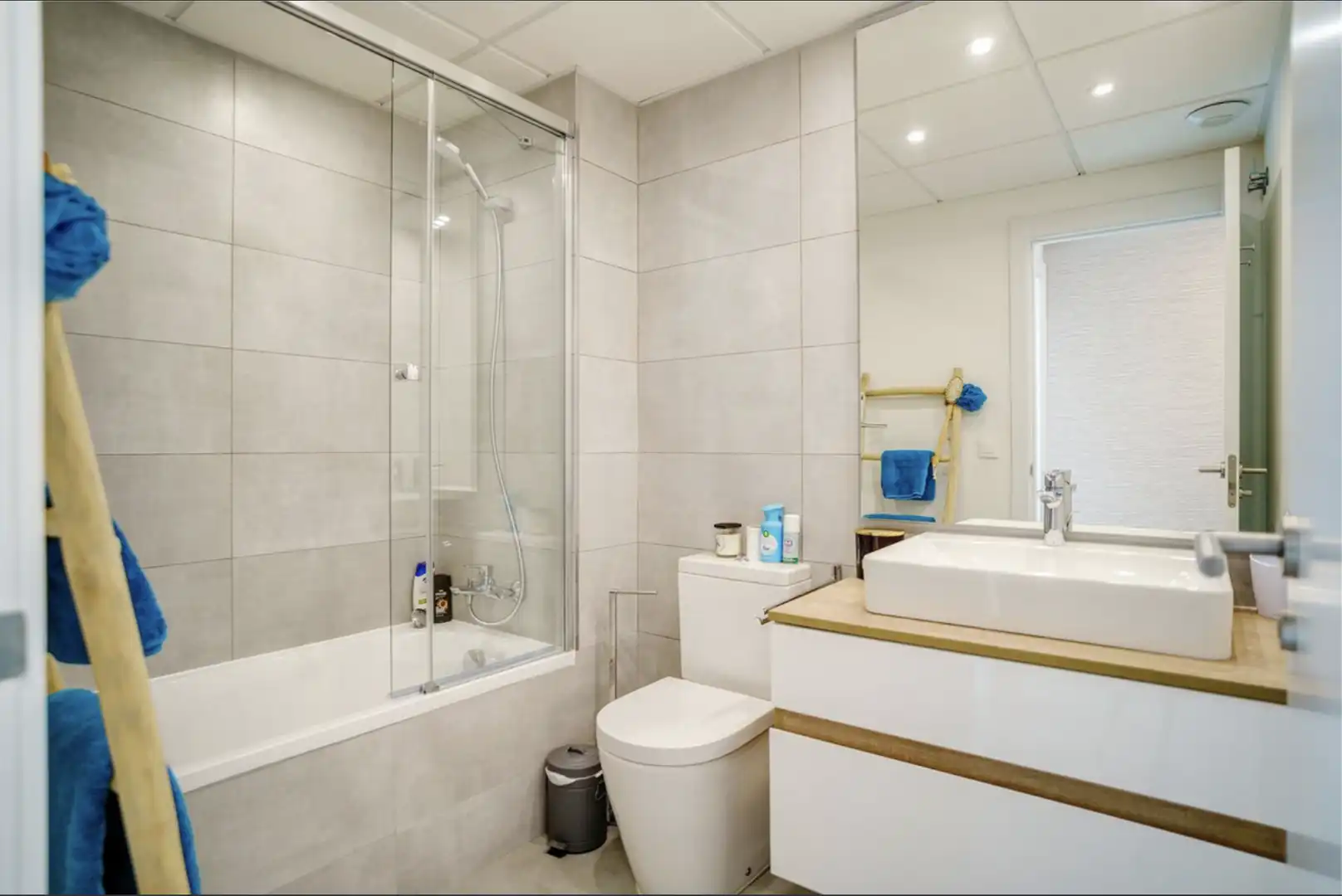 Bany de Apartament de lloguer en Estepona amb Aire condicionat, Terrassa i Moblat
