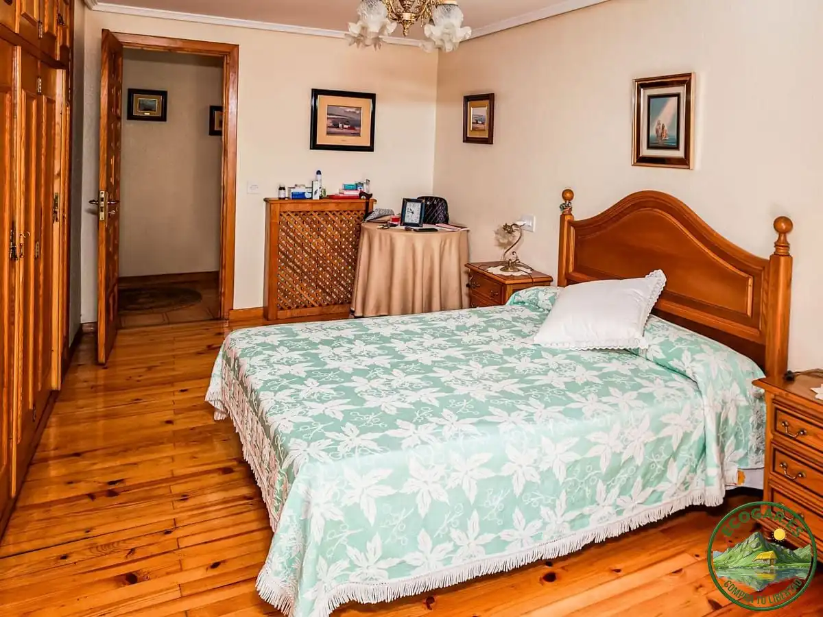 Dormitori de Casa o xalet en venda en Vega de Valcarce amb Calefacció, Jardí privat i Parquet