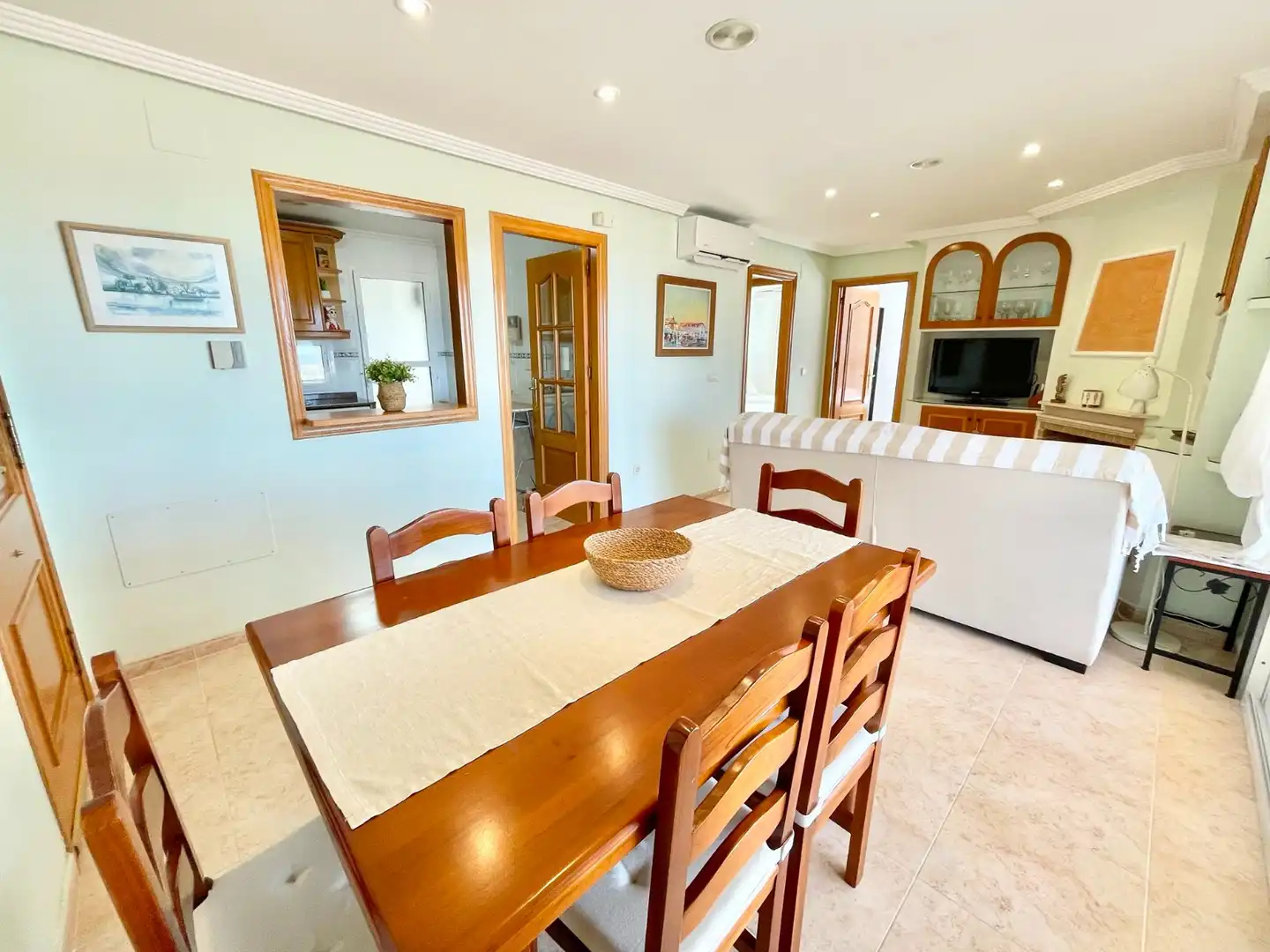 Menjador de Apartament de lloguer en Cartagena amb Aire condicionat, Piscina i Moblat