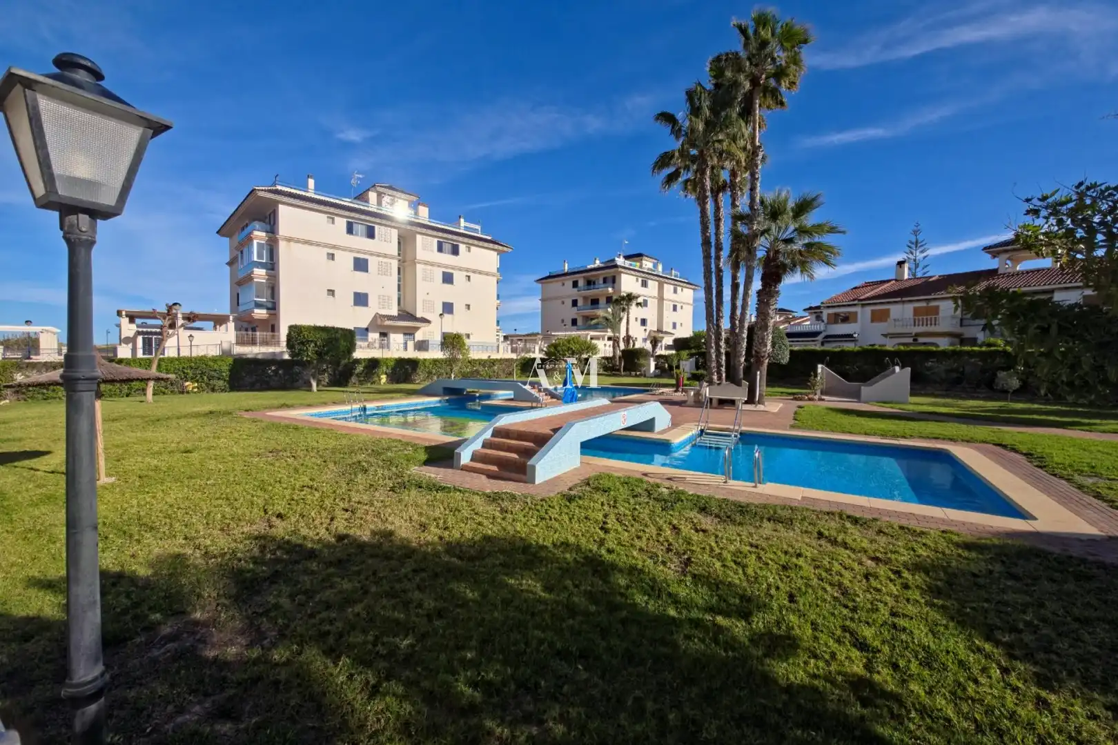 Vista exterior de Pis de lloguer en Torrevieja amb Terrassa, Piscina i Rentadora
