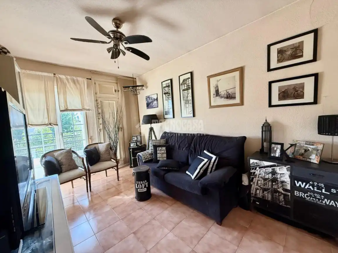 Sala d'estar de Casa adosada en venda en Villanueva de la Cañada amb Calefacció, Jardí privat i Moblat