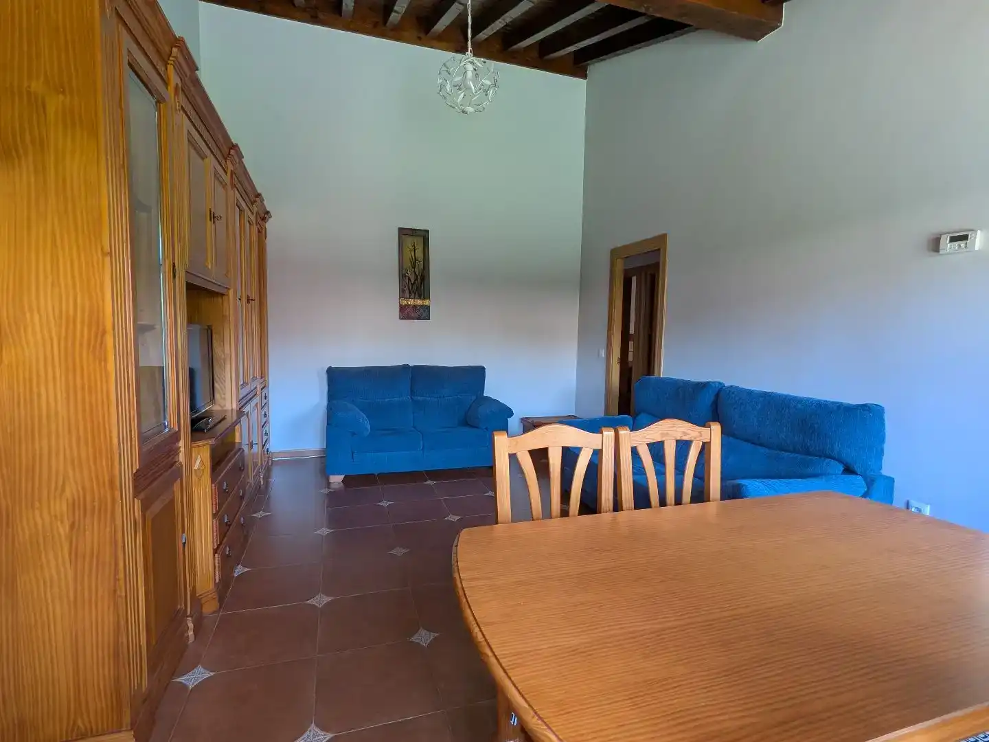 Sala d'estar de Casa adosada en venda en Santillana del Mar