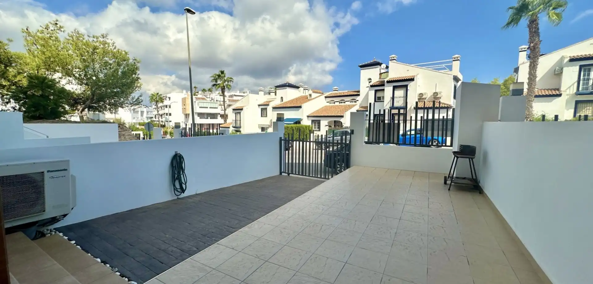 Vista exterior de Pis en venda en Orihuela amb Aire condicionat, Terrassa i Piscina