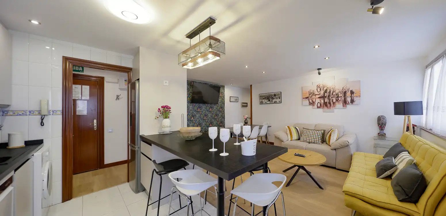 Comedor de Piso en venta en Gijón  con Calefacción, Trastero y Amueblado