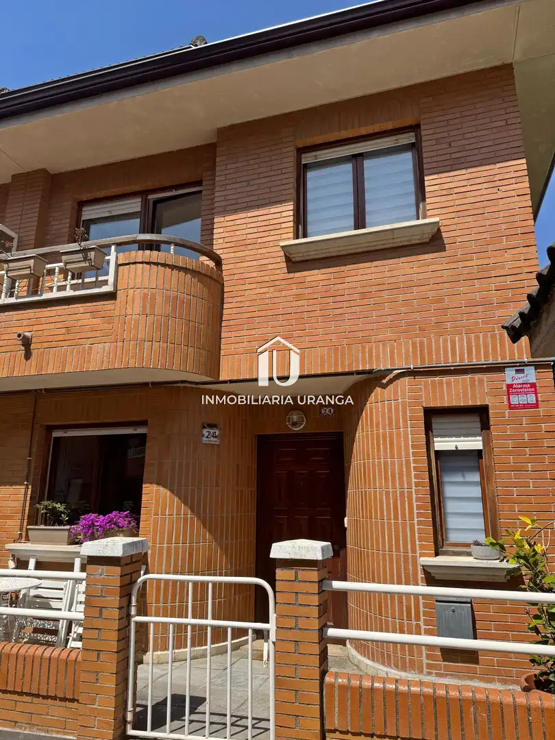 Vista exterior de Casa o chalet en venta en Laredo con Calefacción, Jardín privado y Terraza