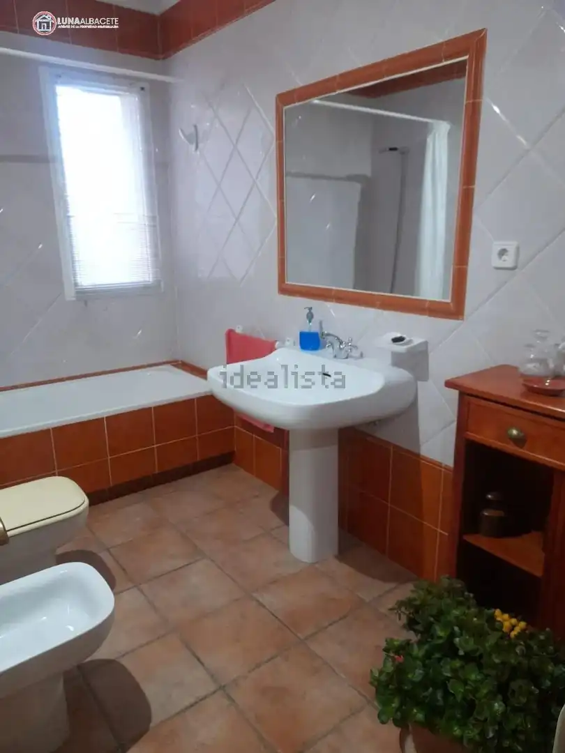 Bany de Casa o xalet en venda en Albacete amb Aire condicionat, Calefacció i Jardí privat