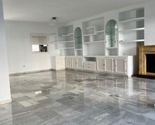 Sala d'estar de Casa adosada de lloguer en Benalmádena amb Aire condicionat, Calefacció i Terrassa