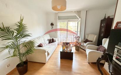 Living room of Flat for sale in  Sevilla Capital  with Air Conditioner and Balcony