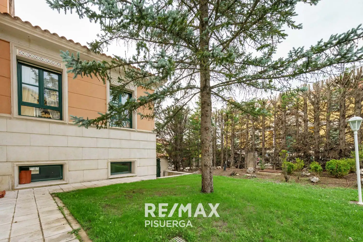 Vista exterior de Casa o xalet en venda en Valladolid amb Calefacció, Jardí privat i Terrassa