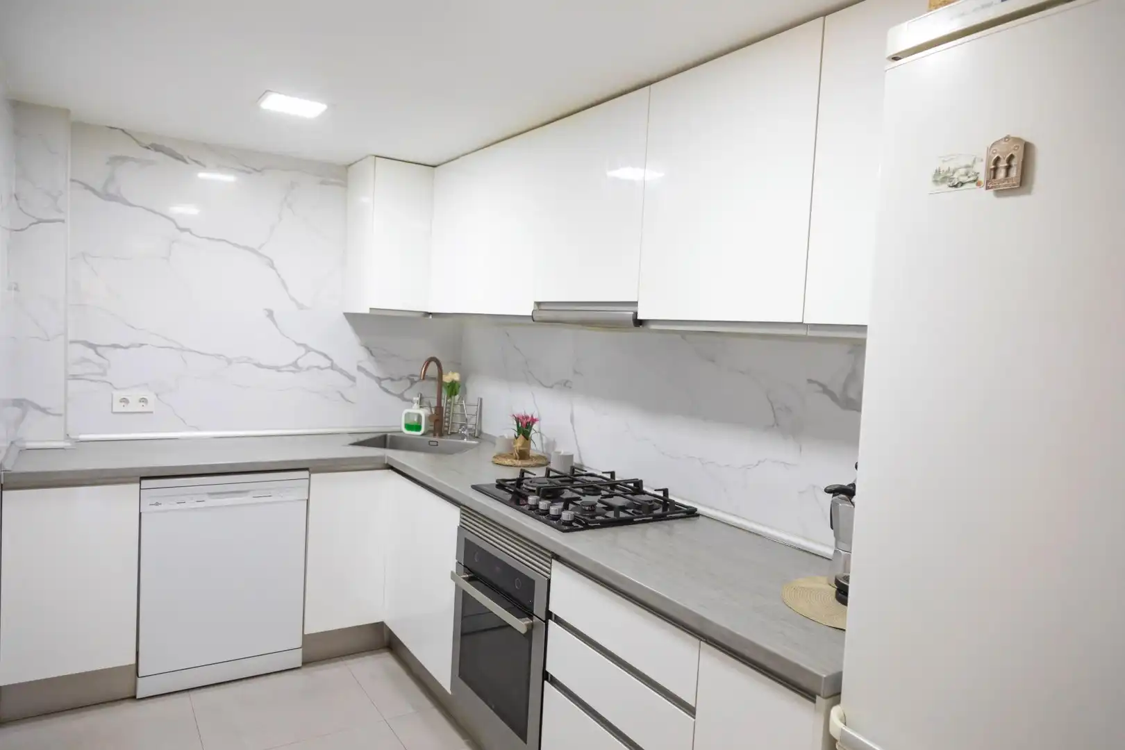 Cocina de Casa adosada en venta en San Vicente del Raspeig / Sant Vicent del Raspeig con Jardín privado, Terraza y Piscina