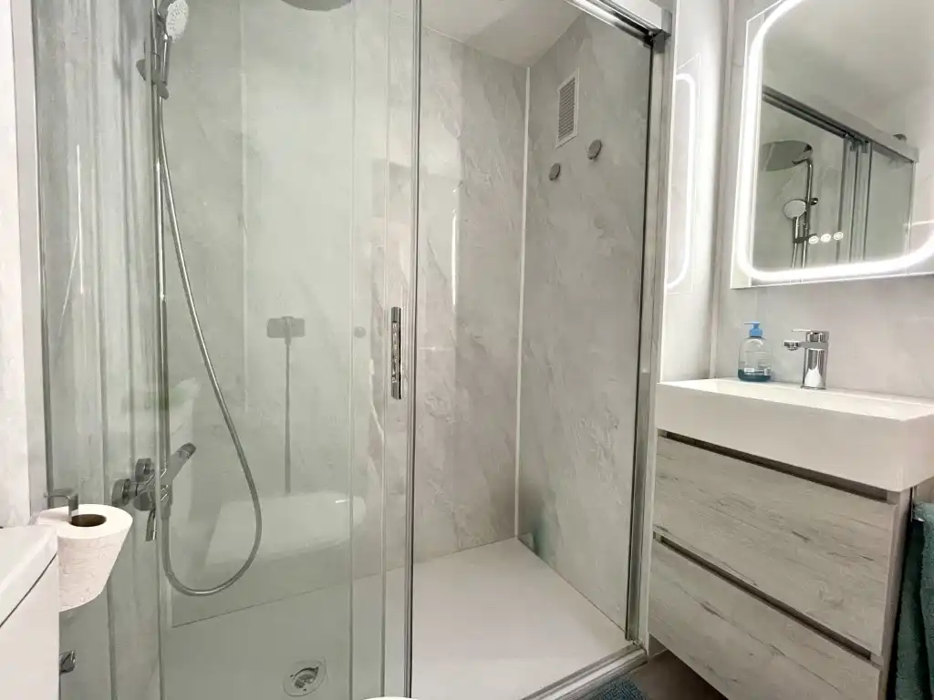 Badezimmer von Wohnungen zur Miete in Benicasim / Benicàssim mit Klimaanlage, Privatgarten und Terrasse