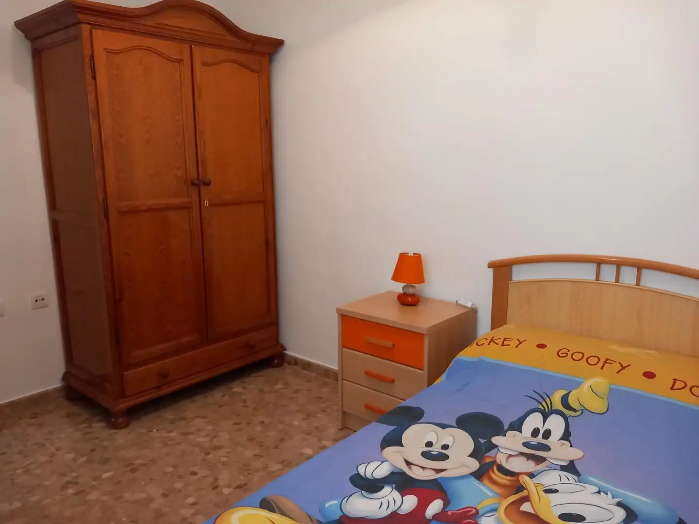 Dormitori de Pis de lloguer en Motril amb Aire condicionat, Moblat i Balcó