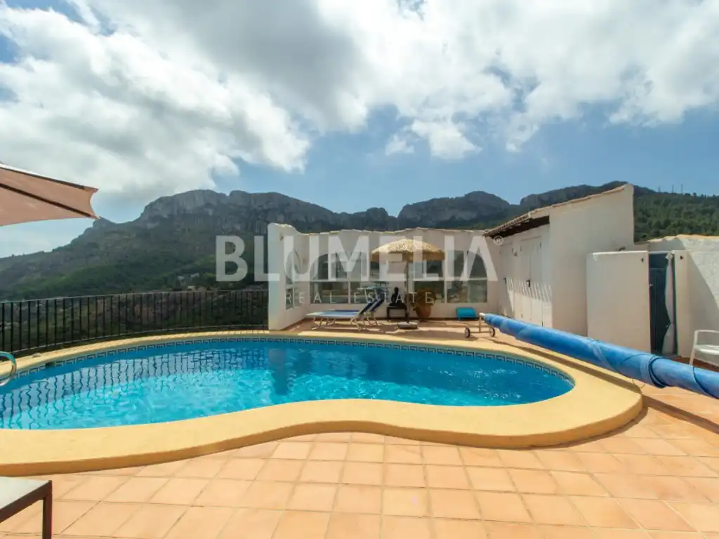 Vista exterior de Casa o xalet en venda en Dénia amb Aire condicionat, Jardí privat i Piscina