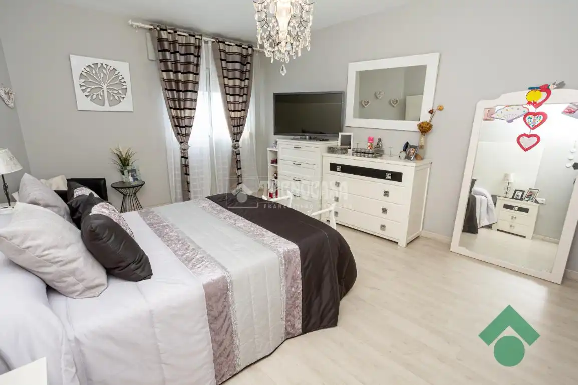 Bedroom of Flat for sale in Algeciras  with Terrace, Storage room and Furnished