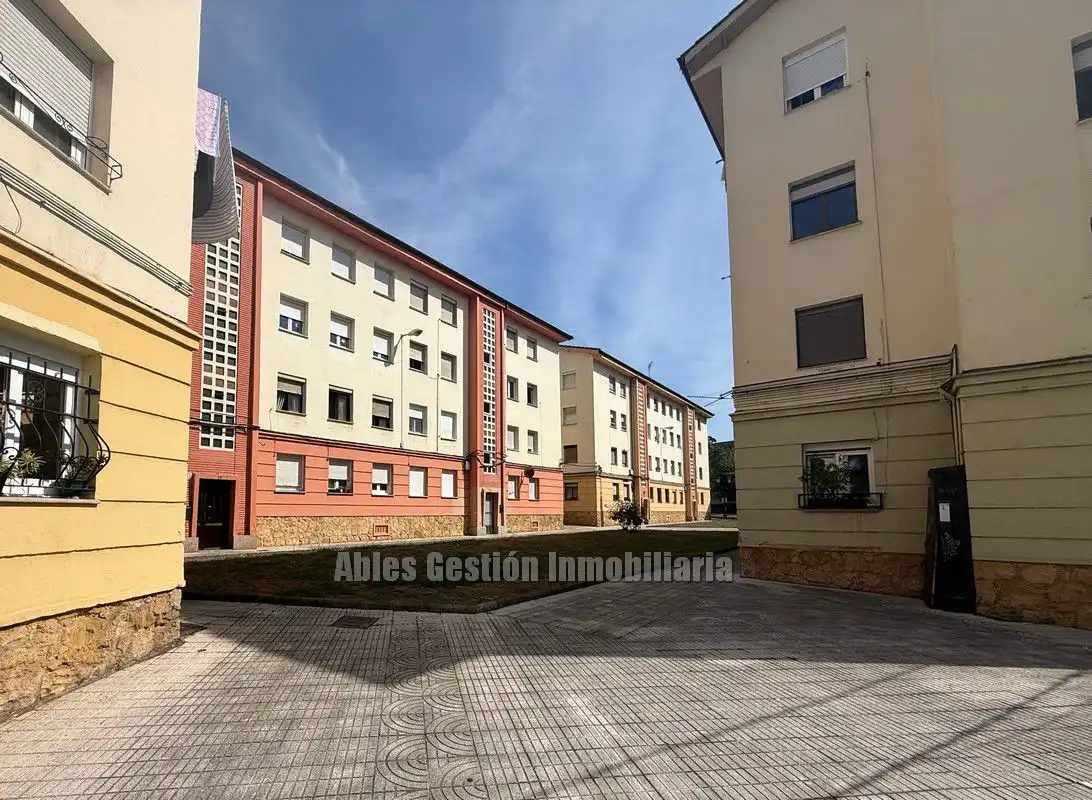 Vista exterior de Pis en venda en Oviedo  amb Calefacció i Moblat
