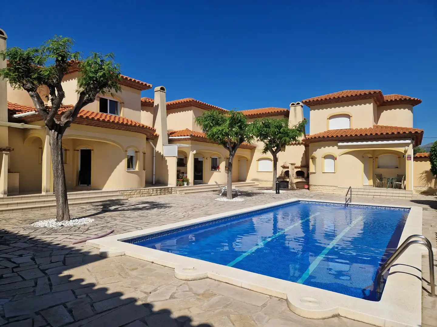 Schwimmbecken von Einfamilien-Reihenhaus zum Verkauf in Mont-roig del Camp mit Privatgarten, Terrasse und Möbliert