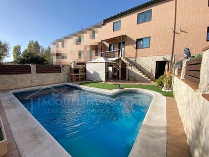 Piscina de Casa adosada en venda en Ugena amb Aire condicionat, Terrassa i Piscina