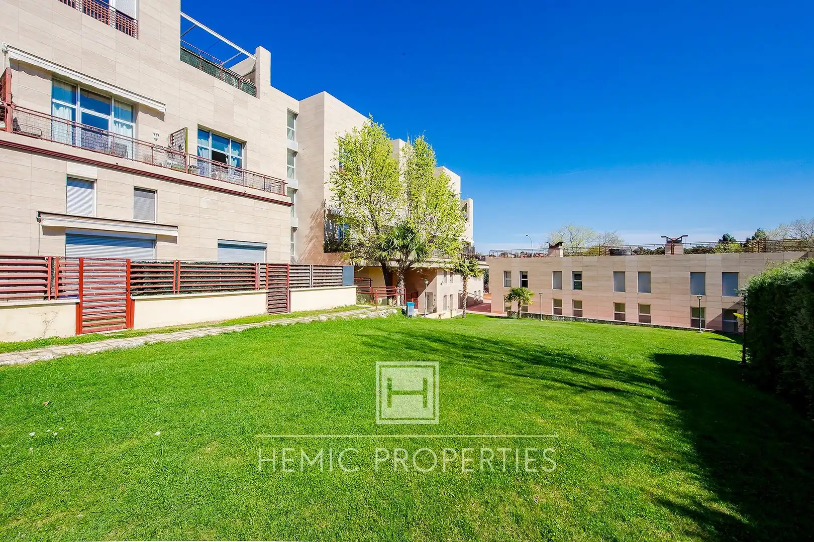 Außenansicht von Dachboden zum Verkauf in Tres Cantos mit Klimaanlage, Privatgarten und Terrasse