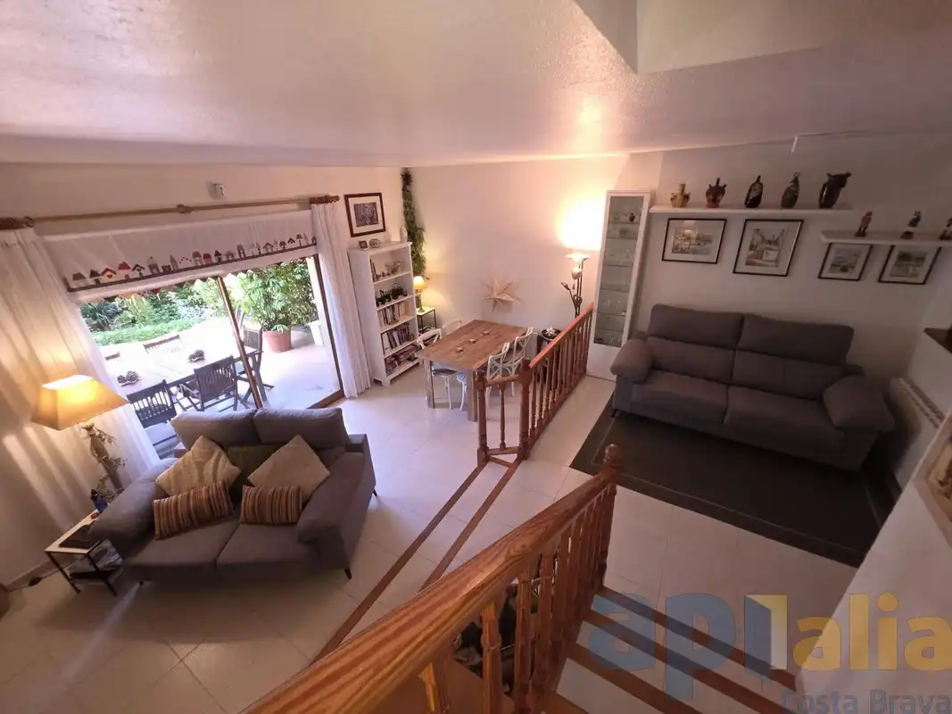 Sala de estar de Casa adosada en venta en Castell d'Aro, Platja d'Aro i s'Agaró con Calefacción, Jardín privado y Piscina comunitaria