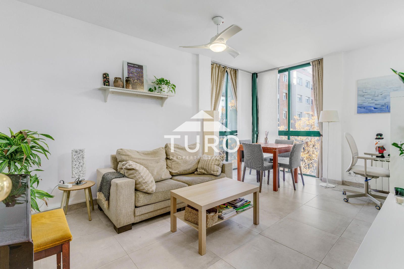 Vista exterior de Pis en venda en  Barcelona Capital amb Calefacció i Forn