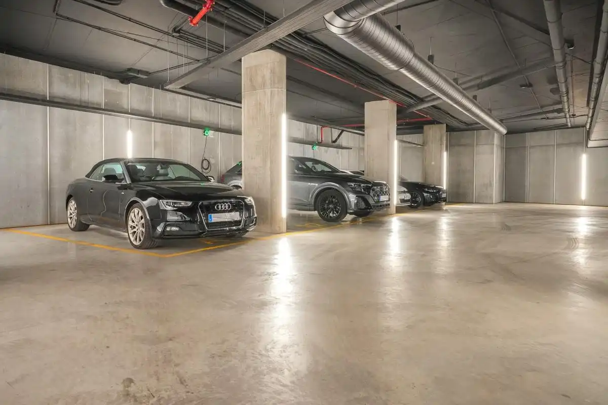 Parking de Piso en venta en Madrid con Aire acondicionado, Calefacción y Jardín privado