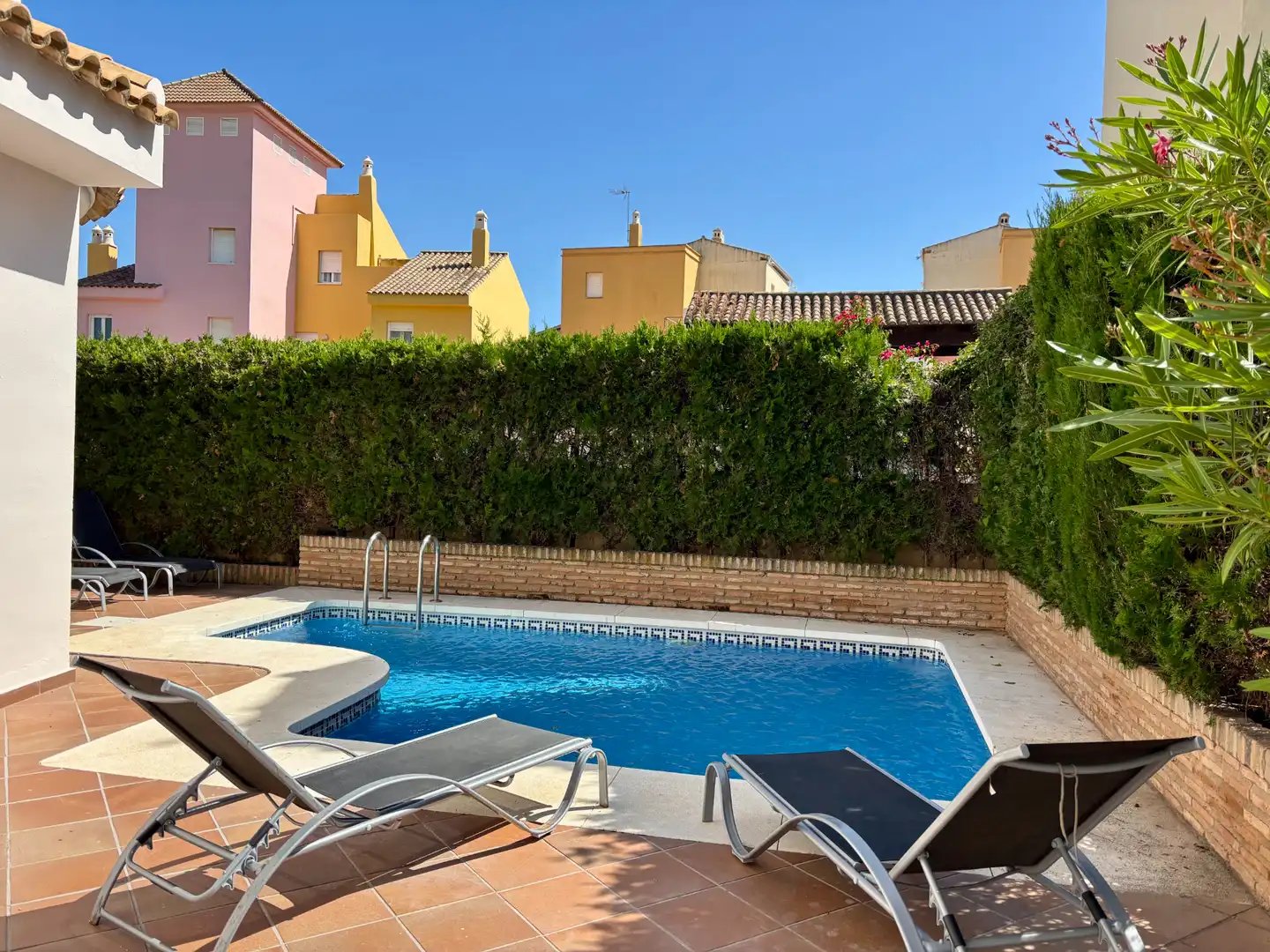 Schwimmbecken von Haus oder Chalet zur Miete in Islantilla mit Klimaanlage, Heizung und Privatgarten