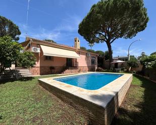 Exterior view of House or chalet for sale in Alcalá de Guadaira  with Private garden, Terrace and Swimming Pool