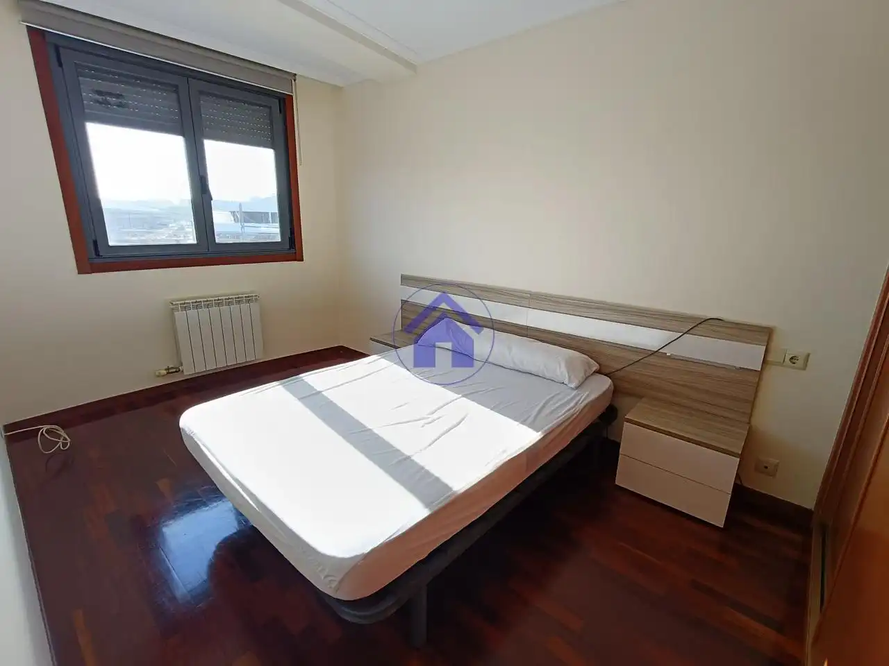 Schlafzimmer von Wohnungen zur Miete in Vigo  mit Parkett und Möbliert