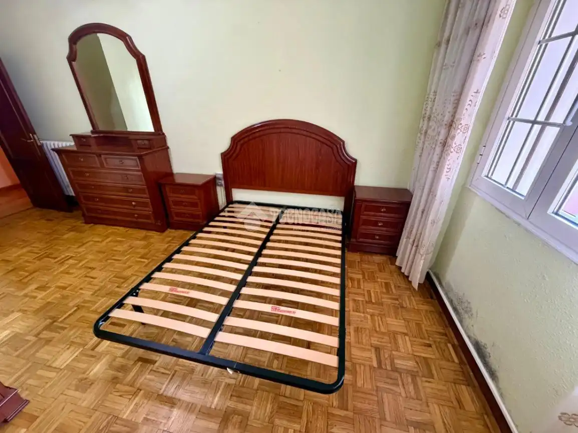 Dormitori de Pis en venda en León Capital  amb Balcó