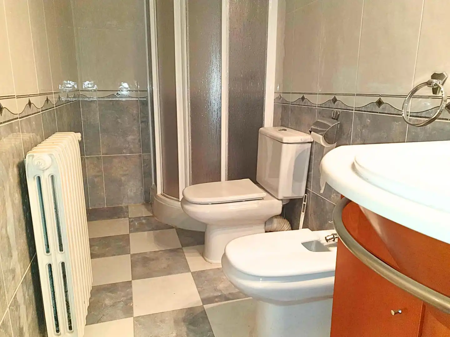 Badezimmer von Wohnung zum Verkauf in Ibdes mit Heizung und Terrasse