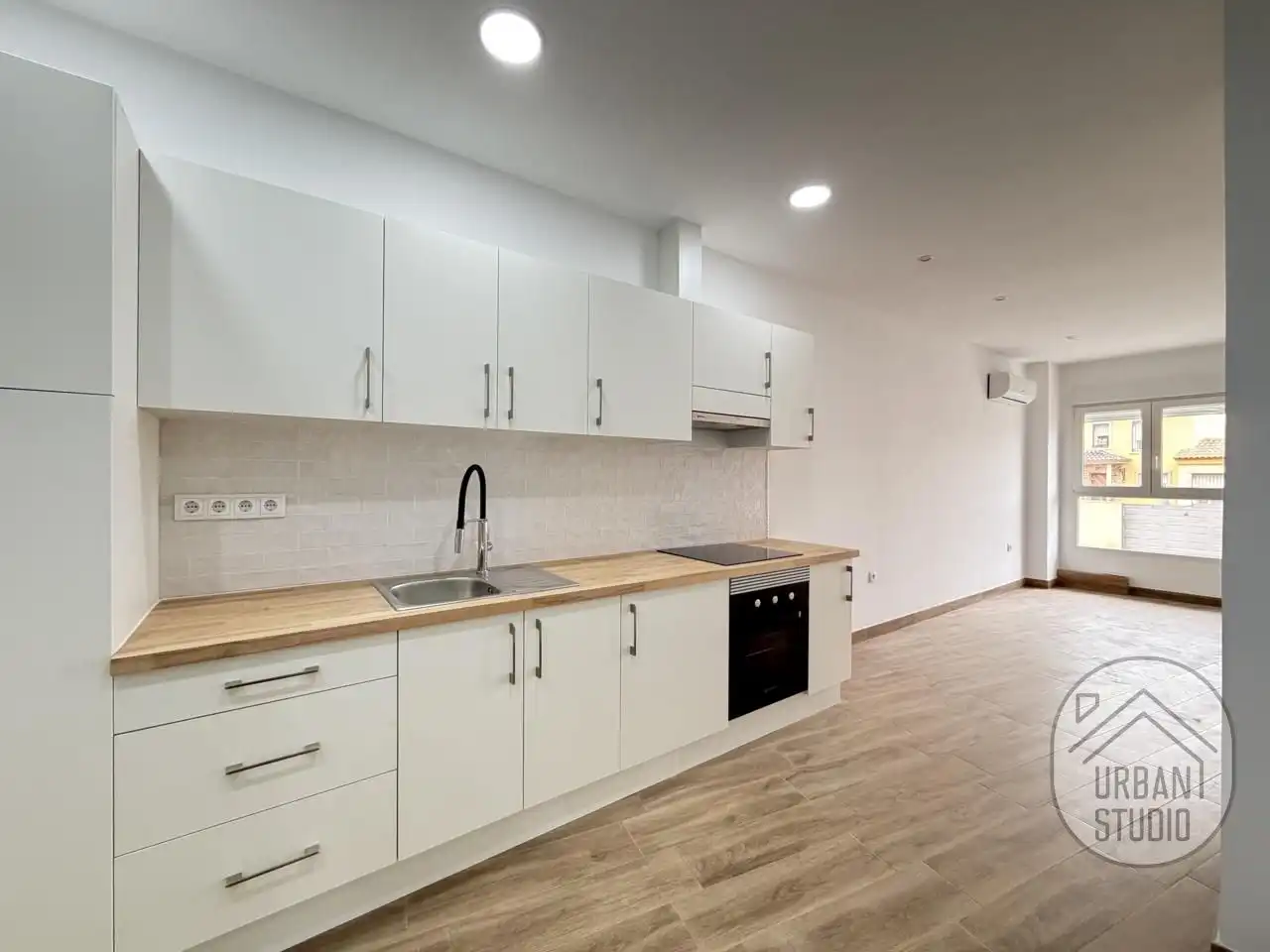Kitchen of Ground floor for sale in Torrevieja  with Air Conditioner, Terrace and Community pool