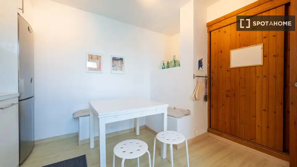 Menjador de Apartament per a compartir en Pollença amb Aire condicionat, Terrassa i Moblat