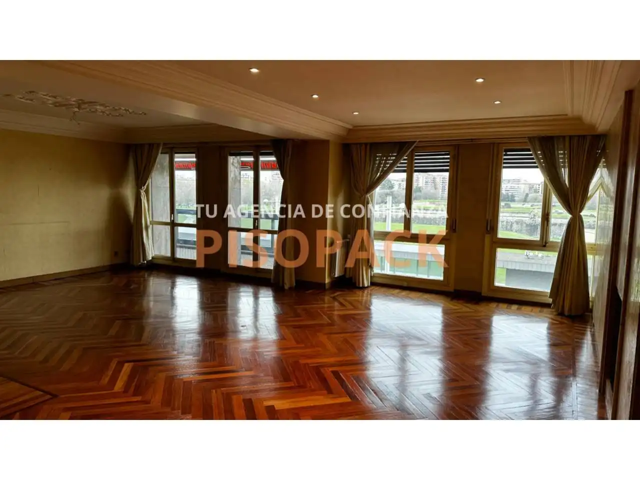Comedor de Piso en venta en  Pamplona / Iruña con Calefacción, Terraza y Balcón