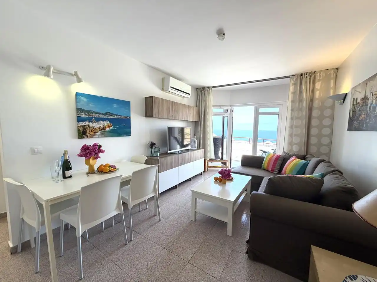 Sala d'estar de Planta baixa de lloguer en Mogán amb Aire condicionat, Terrassa i Moblat