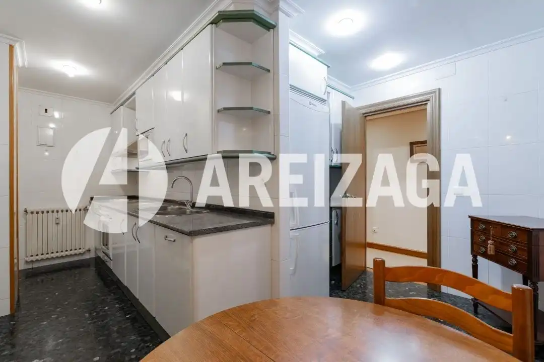Cuina de Pis en venda en Donostia - San Sebastián  amb Aire condicionat, Calefacció i Terrassa