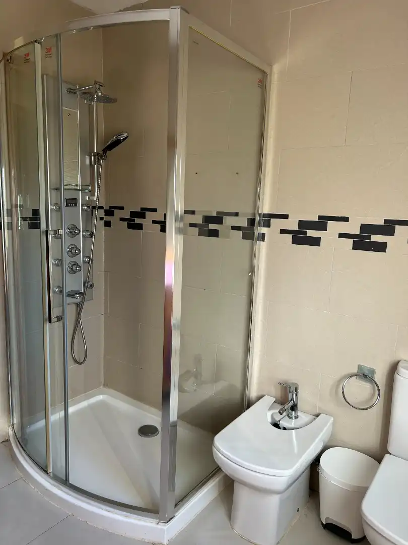 Baño de Finca rústica en venta en Navas del Rey con Calefacción, Jardín privado y Terraza