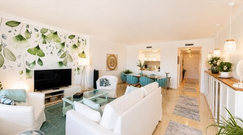 Elegante apartamento totalmente renovado con terraza, vistas al canal y piscina comunitaria