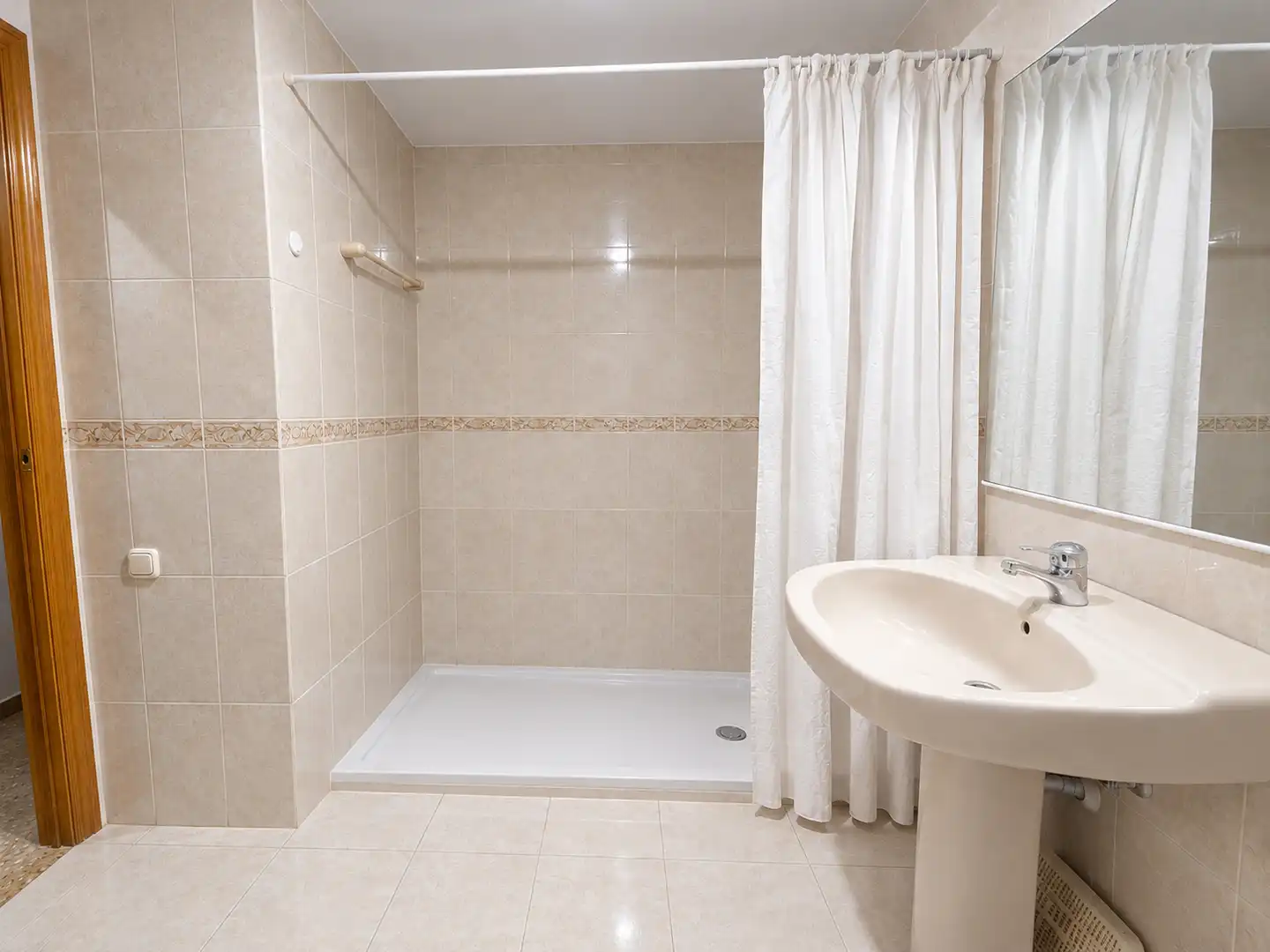 Bathroom of Flat for sale in Patraix