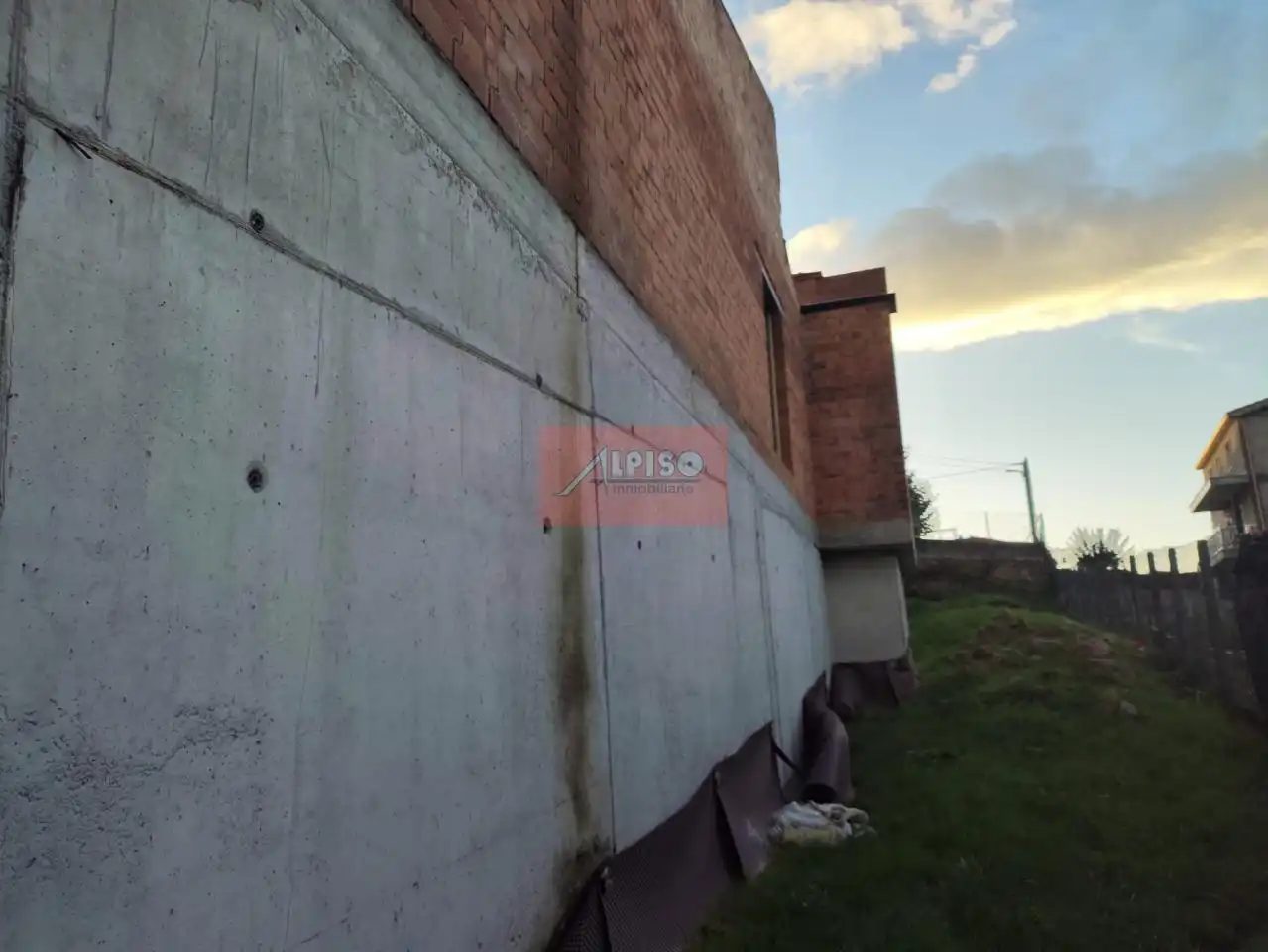 Vista exterior de Casa o xalet en venda en San Cibrao das Viñas amb Calefacció, Jardí privat i Balcó