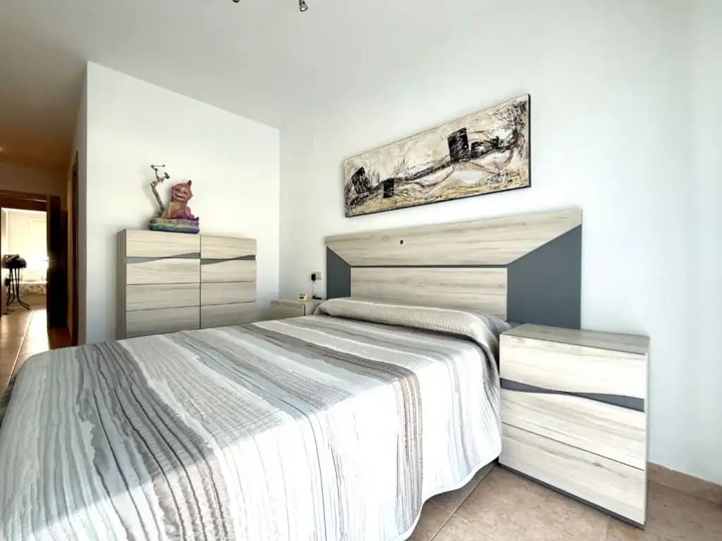 Schlafzimmer von Wohnung zum Verkauf in Benicasim / Benicàssim mit Ofen und Mikrowelle