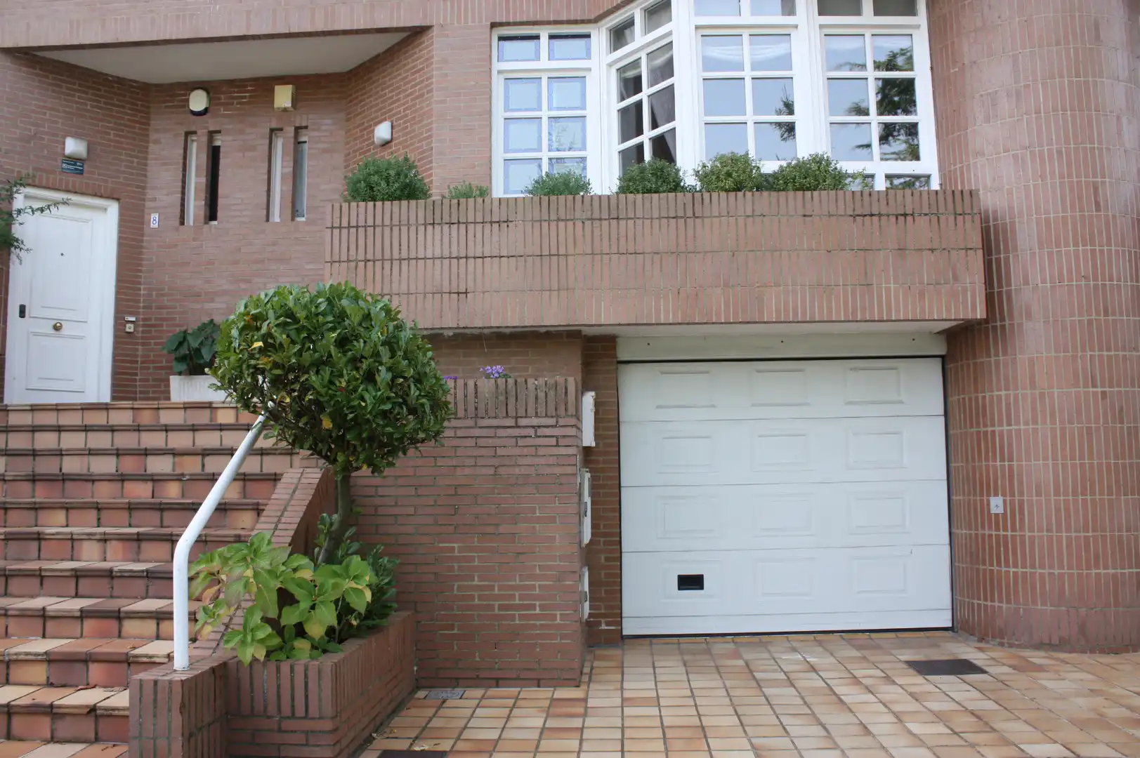 Außenansicht von Einfamilien-Reihenhaus zum Verkauf in Oviedo  mit Heizung, Privatgarten und Parkett