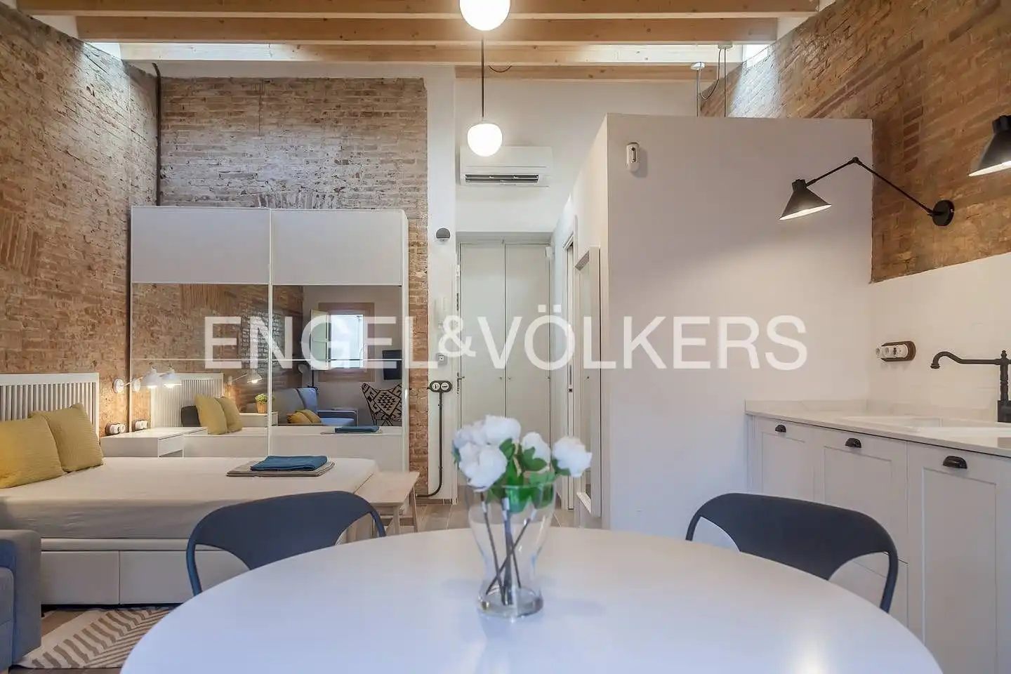 Vista exterior de Àtic de lloguer en Barcelona amb Aire condicionat, Calefacció i Parquet