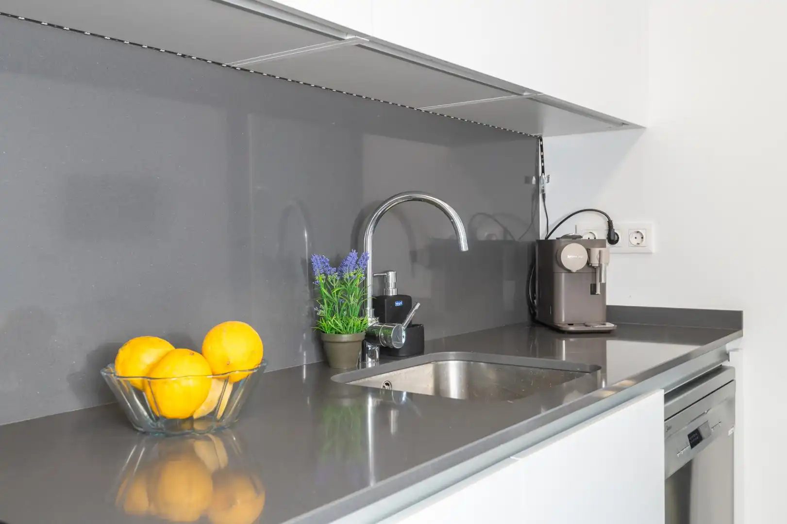Cuina de Apartament de lloguer en Girona amb Parquet i Piscina comunitària