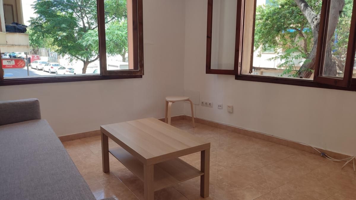 Sala d'estar de Apartament de lloguer en  Palma de Mallorca amb Aire condicionat, Moblat i Forn