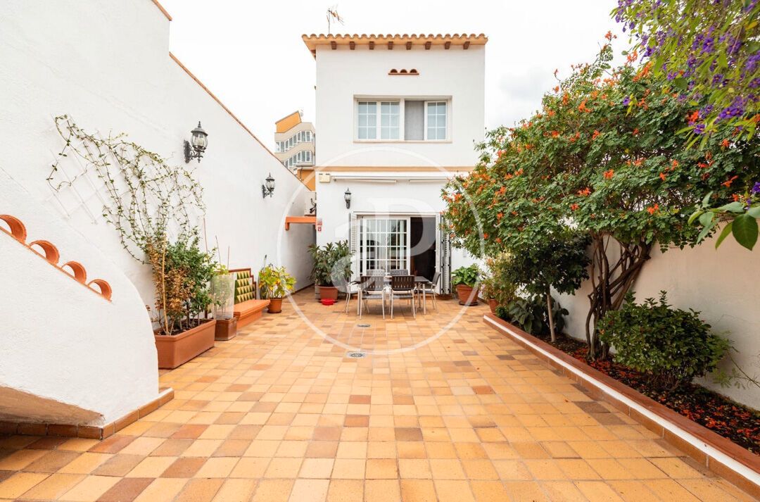 Vista exterior de Casa adosada en venda en Sabadell amb Aire condicionat, Calefacció i Jardí privat