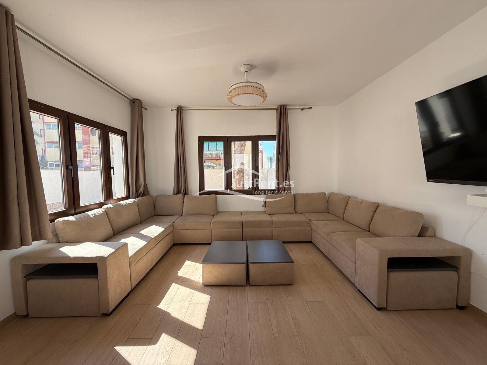 Sala d'estar de Finca rústica de lloguer en Benidorm amb Aire condicionat, Terrassa i Traster