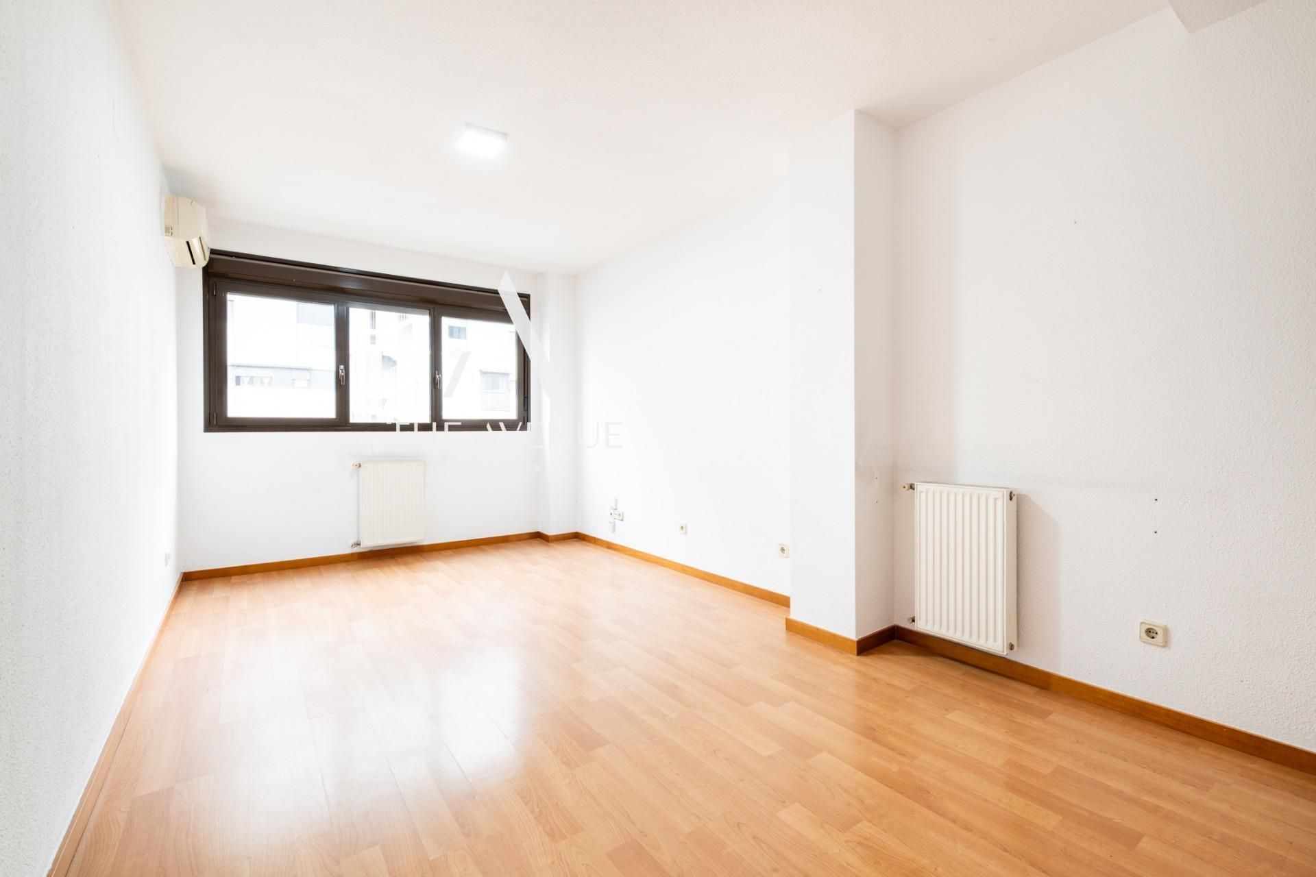 Bedroom of Flat for sale in  Madrid Capital  with Air Conditioner, Heating and Private garden