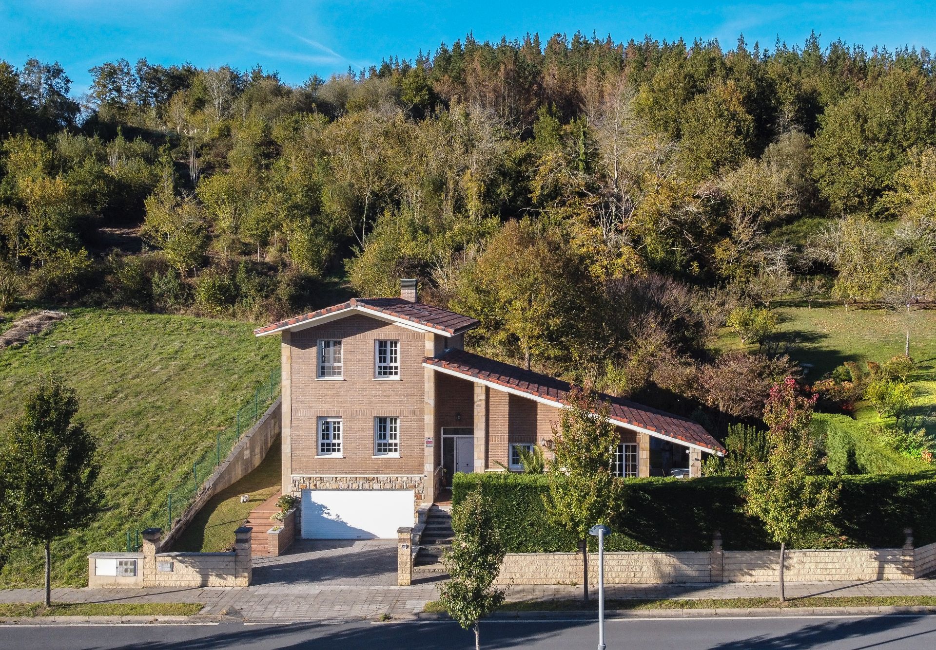 Vista exterior de Casa o xalet en venda en Zeberio amb Calefacció, Jardí privat i Parquet