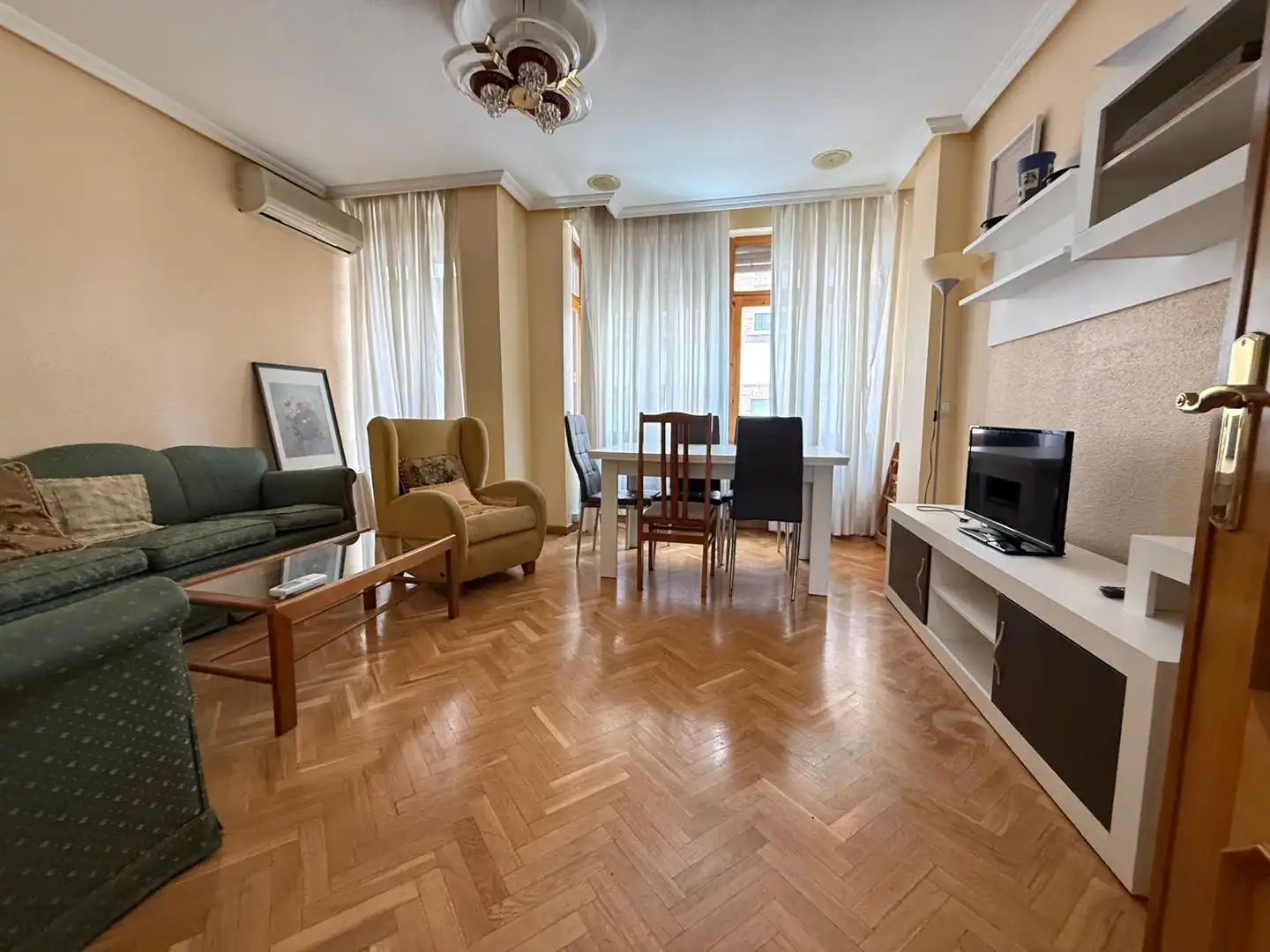 Living room of Flat for sale in Salamanca  with Heating, Parquet flooring and Furnished