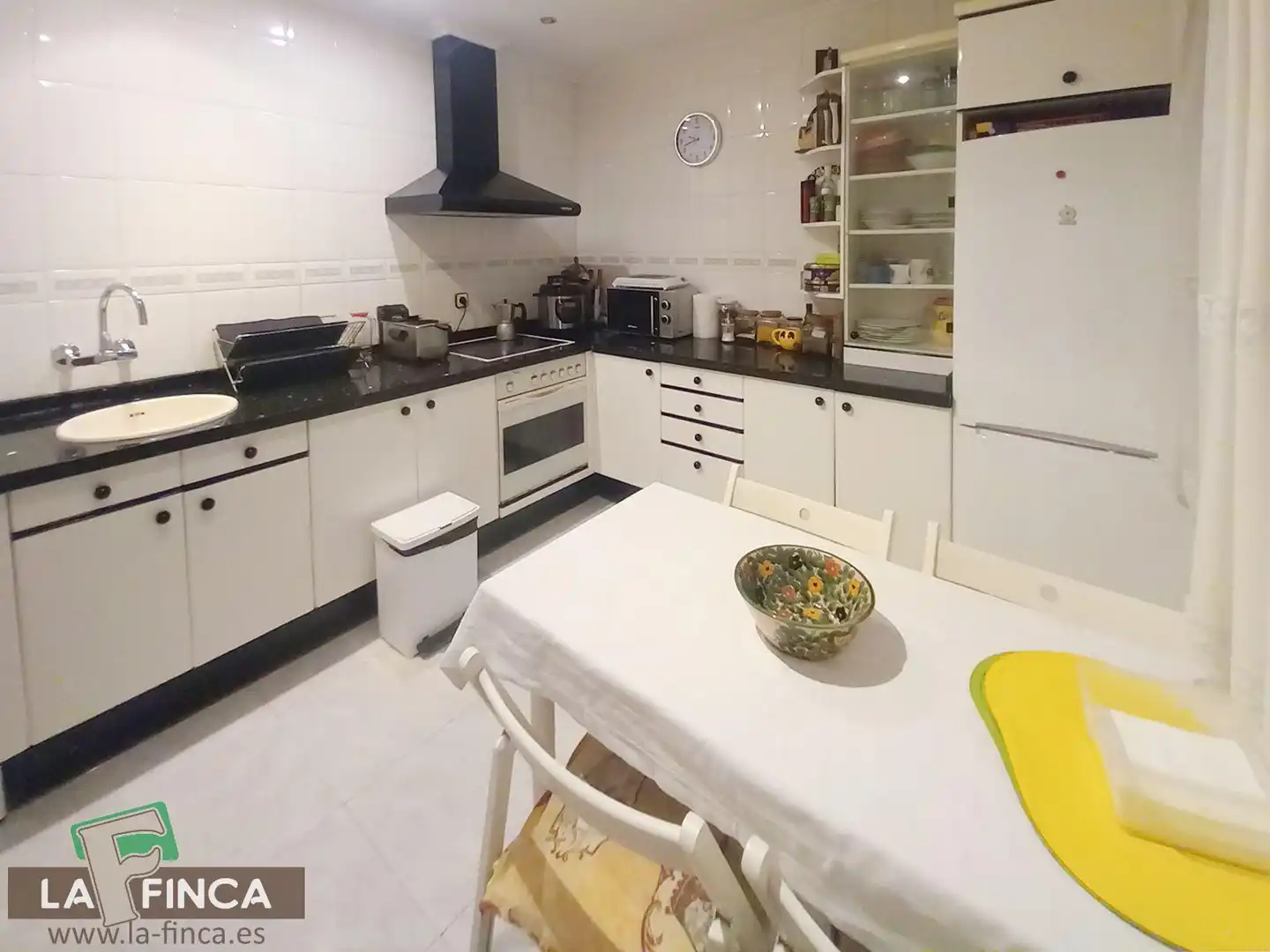 Kitchen of Flat for sale in Oviedo   with Storage room and Furnished